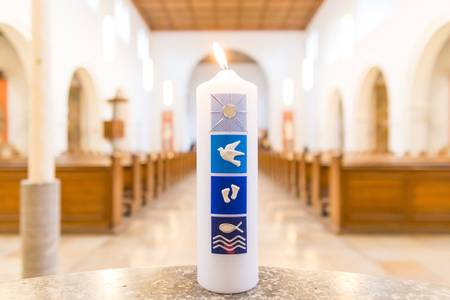 Quelle: pixabay.de / juergen_s, https://pixabay.com/de/photos/kirche-taufe-kerze-geburt-3035490/ Taufkerze brennt