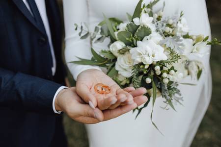 Quelle: pixabay.de / OlcayErtem, https://pixabay.com/de/photos/trauringe-braut-br%c3%a4utigam-hochzeit-6230411/, Freie kommerzielle Nutzung Kein Bildnachweis nötig frisch verheiratetes Paar hält Ringe in den Händen